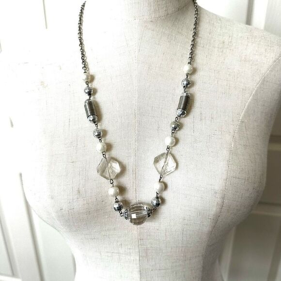 Silver tone faux pearl necklace - Picture 1 of 8